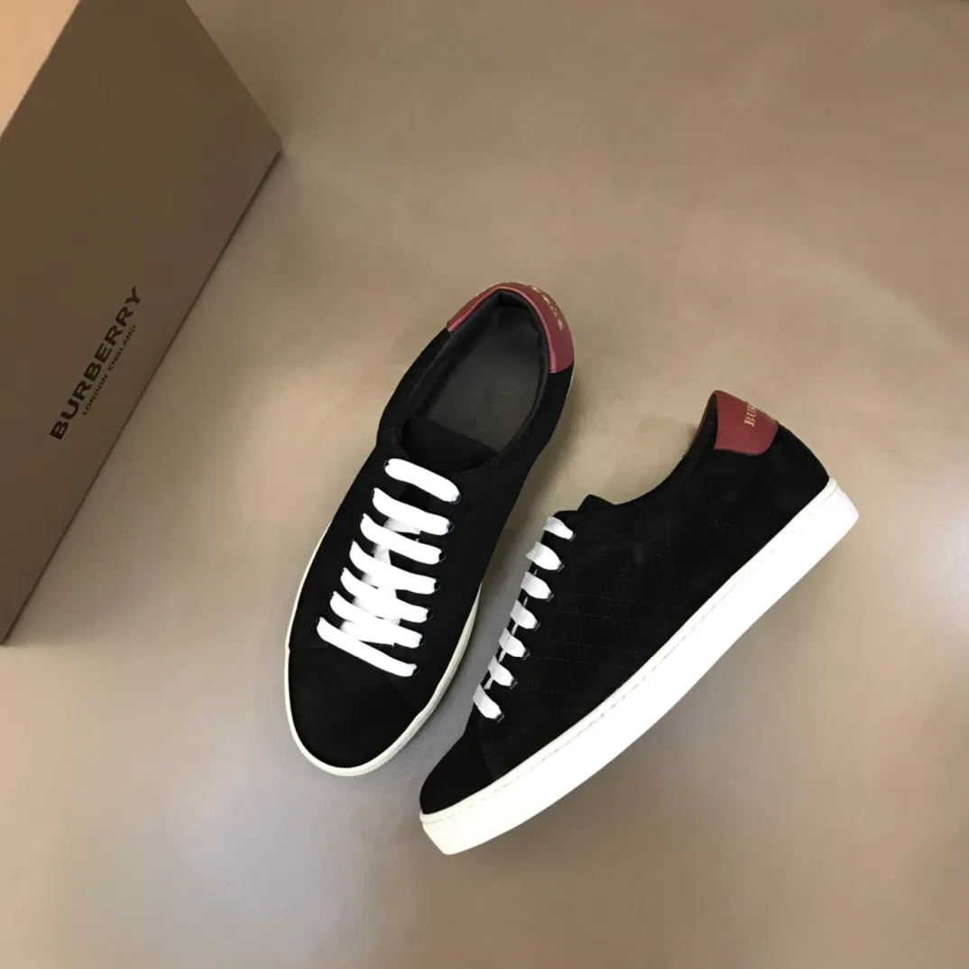 ¥380 ▫️B’s men’s classic low-top sneakers are reinterpreted in Vintage plaid cotton and cowhide materials, and decorated with a new brand logo. First-layer cowhide lining, heel decorated with Burberry lettering embossed logo, original outsole 38-45